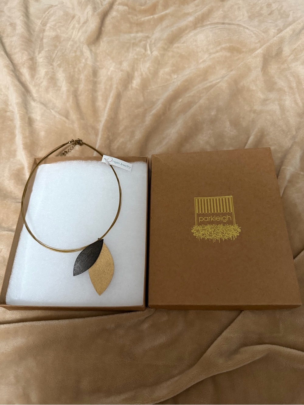 Parkleigh Gold Choker Necklace with Black and Gold Leaf Pendant NWT